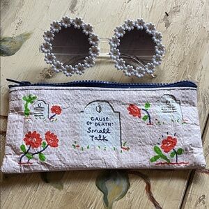 Upsy Daisy Sunglasses with Blue Q bag